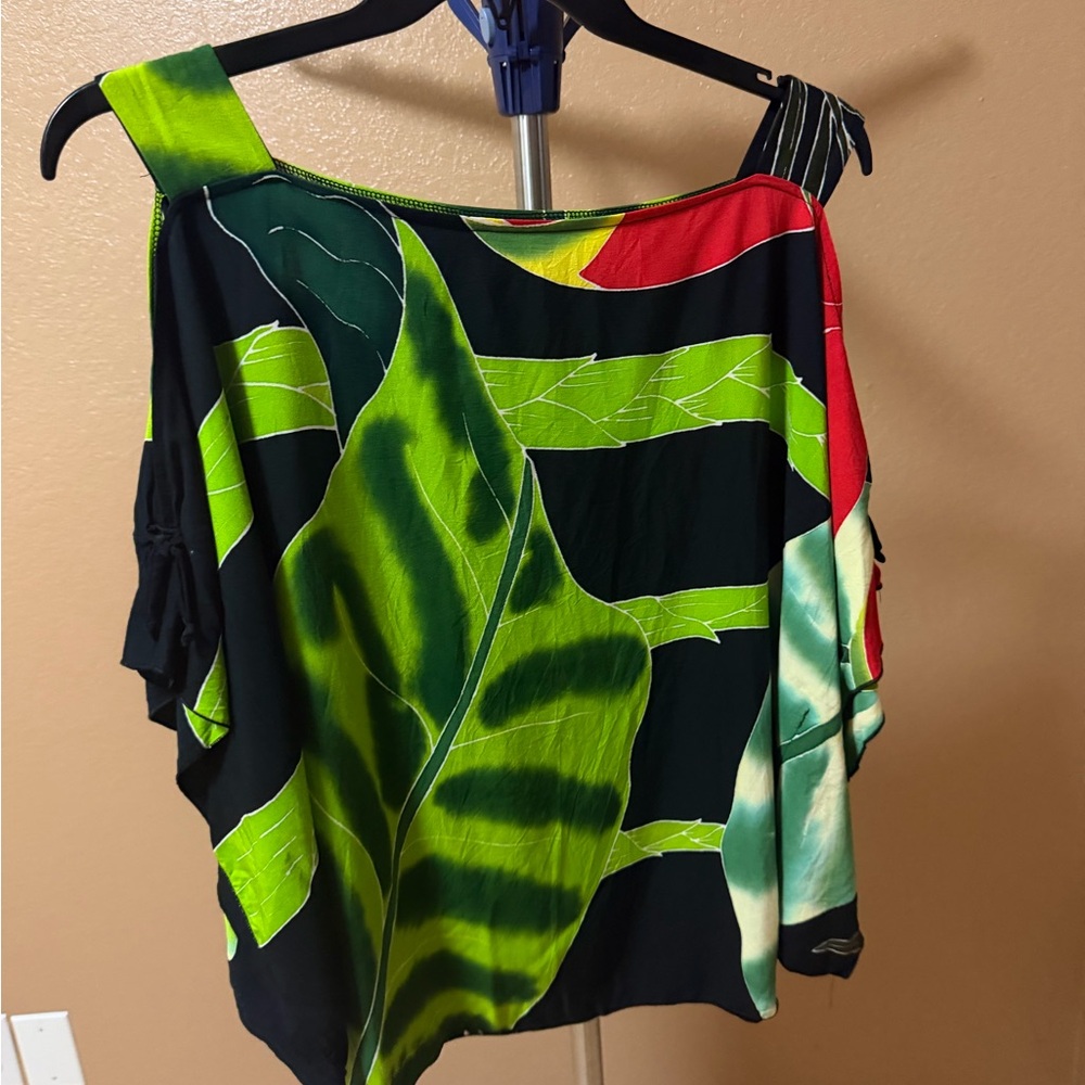 Womenʻs Tropical Hawaiian Print Top in Green, Red and Black